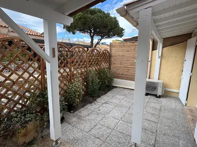 a wooden fence in front of a house at New Maison tout confort, bord de mer avec Parking Privé in Gruissan