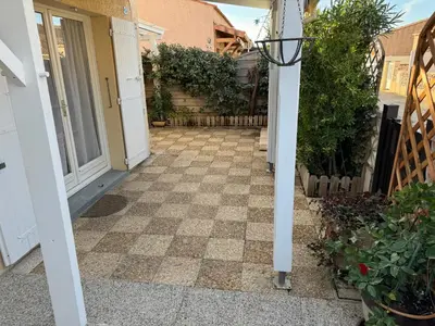an open door to a house with a checkered floor at New Maison tout confort, bord de mer avec Parking Privé in Gruissan