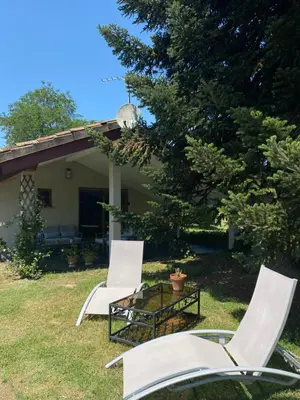 two chairs and a table in front of a house at Location gîte 4 personnes Mazères - La Petite Maison in Mazères