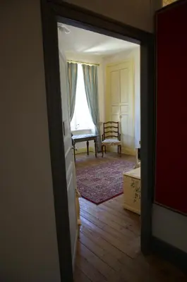 an open door to a living room with a window at L'Impasse du Temple in Léran