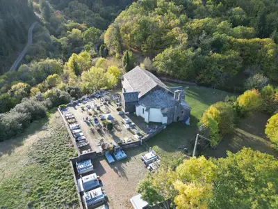 an aerial view of a house with a lot of parked cars at Gîte Roc Suzadou in Ferrals-les-Montagnes