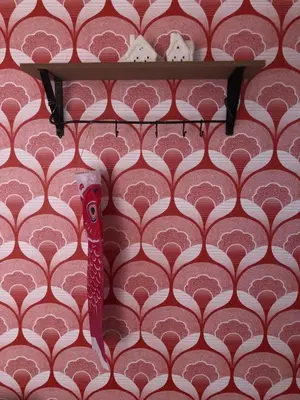 a shelf with a red and white patterned wall at Gîte Tanagra : Maison avec piscine et vue exceptionnelle in Roquefort-les-Cascades