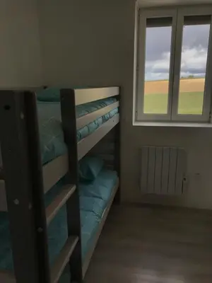 a bedroom with a bunk bed and a window at les gîtes d'en Julio in Puylaurens
