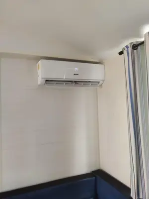 a room with a air conditioner on the ceiling at Mobilhome climatisé et ombragé in Port-la-Nouvelle