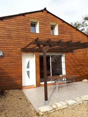 a wooden building with a picnic table in front of it at La Sigeannaise maison climatisée Wi-Fi in Sigean