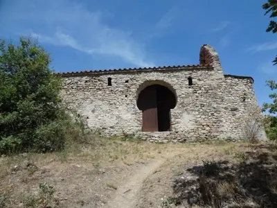a stone building with a door in the middle at RIBES - Chalet Gîte au coeur de la nature in Sournia