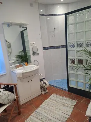 a bathroom with a desk and a mirror and a sink at Le gîte de Sainte Valière PISCINE,SPA et CLIMATISATION in Sainte-Vallière