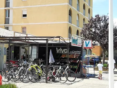 a group of bikes parked in front of a building at Entre port et village in Gruissan