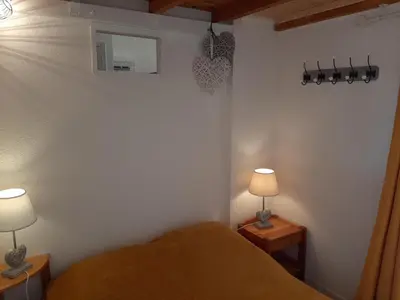 a bedroom with a bed and two lamps on tables at Entre port et village in Gruissan