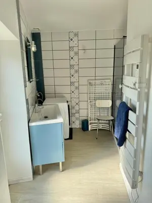 a small bathroom with a sink and a chair at Maison au milieu des vignes in Aigues-Vives