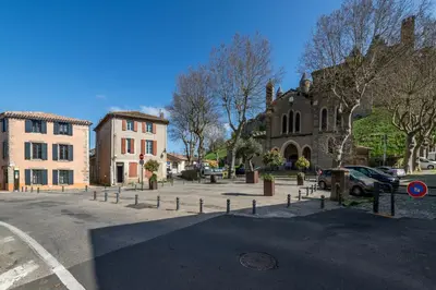 a city street with a church and a building at Les Gîtes de Laure - O Lit Divin, Instant de volupté, BALNEO SAUNA, Climatisation, Netflix, 160m de la Cité Médiévale in Carcassonne
