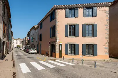 an empty street in a city with a building at Les Gîtes de Laure - O Lit Divin, Instant de volupté, BALNEO SAUNA, Climatisation, Netflix, 160m de la Cité Médiévale in Carcassonne