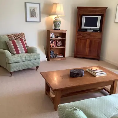 a living room with a coffee table and a tv at Mille Fleurs in Castres