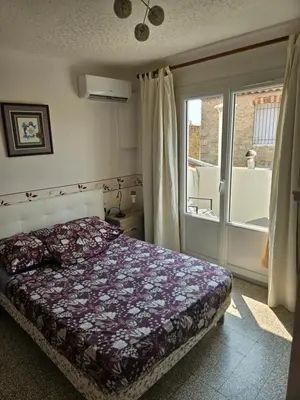 a bedroom with a bed and a window at Serge Le Belge - Sejour authentique chez l habitant a Lezignan Corbieres in Lézignan-Corbières