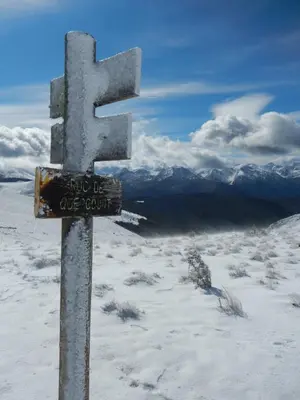 a sign on the top of a snow covered mountain at La Caminada Vielha in Montaillou