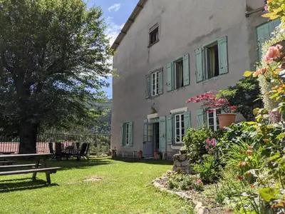 a house with a picnic table and a bench in the yard at La Caminada Vielha in Montaillou