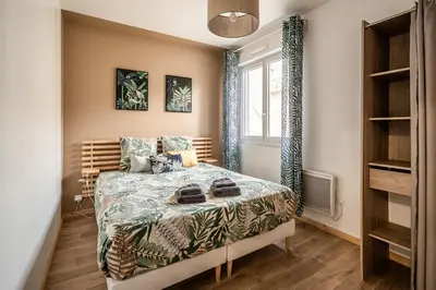 a bedroom with a bed and a window at Cosy Green Clim Wifi Centre ville 2 pers in Lézignan-Corbières