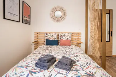 a bedroom with a bed with towels on it at Studio Marceau Clim Wifi Centre ville 2 pers in Lézignan-Corbières