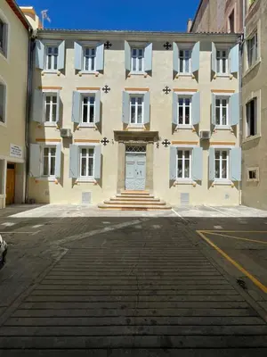 an empty street in front of a large building at Appartement Maison de L'Église du Couvent in Narbonne