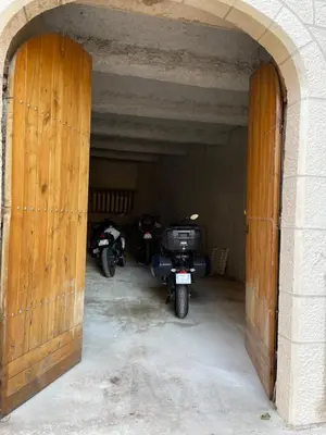 two motorcycles parked in a garage with an archway at Appartement Maison de L'Église du Couvent in Narbonne