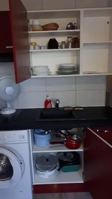 a kitchen with a washing machine and a dishwasher at Studio cabine avec jardinet à 30 m de la plage, au calme. in Gruissan