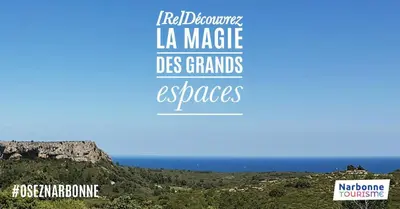 a view of a mountain with the ocean in the background at RétroMirabeau 