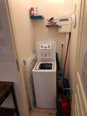 a small washer and dryer in a room at Gîte La Dolce Vita in Saint-Félix-Lauragais