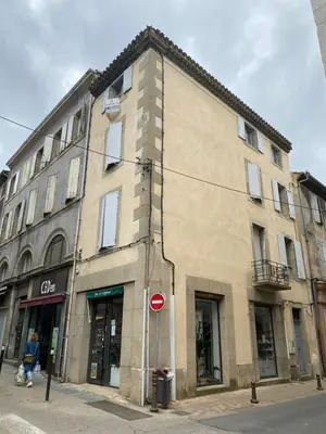 a building on the corner of a street at L’UNDERGROUND Studio Hyper-Centre in Carcassonne