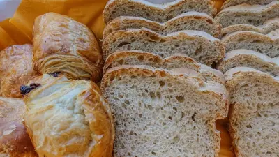 a pile of bread sitting on top of a plate at Le Nid des Corbières in Bizanet