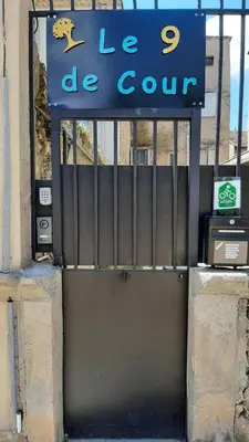 a gate with a sign that reads lee be court at Le 9 de Cour, Chambre Kiwi in Carcassonne