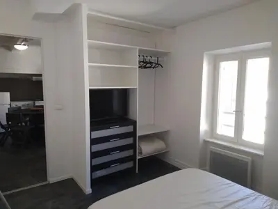 a bedroom with a bed and a tv in a room at APPARTEMENT 6 PERSONNES in Port-la-Nouvelle
