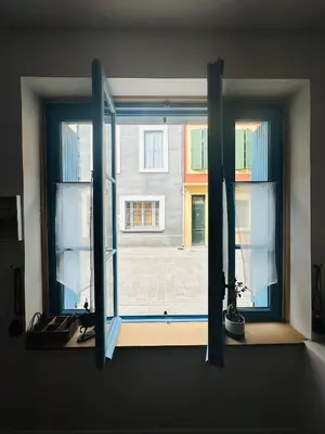 a window in a room with a view of a courtyard at Rooftop Face à la Cité 'RFC' in Carcassonne