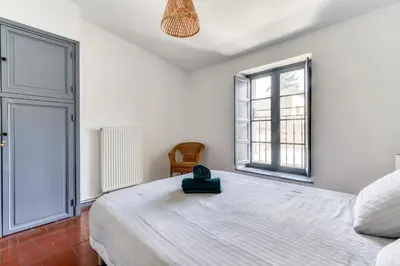 a bedroom with a large bed and a window at L'Escapade - Parking Gratuit - WIFI - Climatisation - Proche Cité - Tout Equipée in Carcassonne