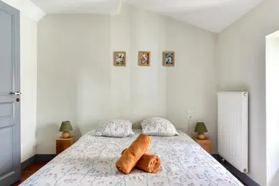 a bedroom with a bed with two towels on it at L'Escapade - Parking Gratuit - WIFI - Climatisation - Proche Cité - Tout Equipée in Carcassonne