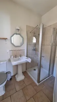 a bathroom with a tub and a toilet and a sink at Monte Vinea in Montouliers