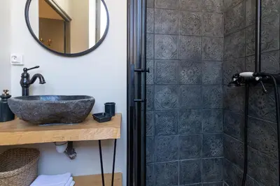 a bathroom with a sink and a shower at Le Secret de la Taverne - Netflix/Wifi - Chasse Aux Trésor à l'intérieur in Carcassonne