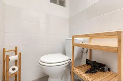 a bathroom with a white toilet in a room at Appartement 