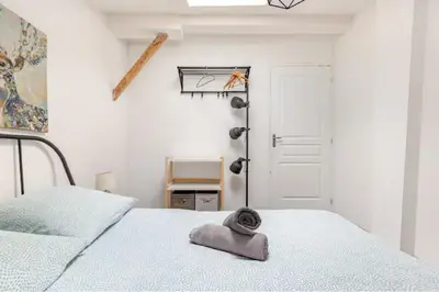 a bedroom with a bed with a hat on it at Appartement 