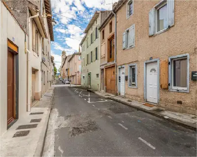 an empty street in an alley with buildings at Appartement 