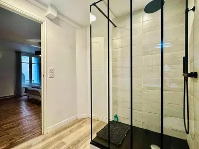 a shower in a room with a glass door at Maison Jebari - Carcassonne centre in Carcassonne