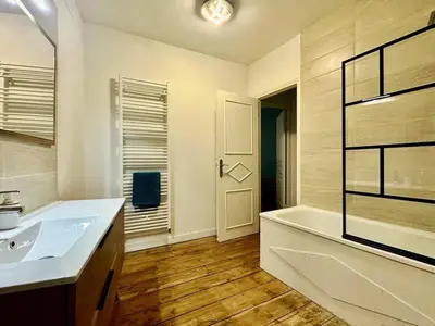 a bathroom with a sink and a bath tub and a sink at Maison Jebari - Carcassonne centre in Carcassonne