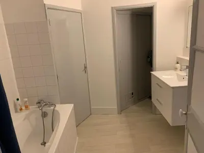a bathroom with a tub and a shower and a sink at Elégant Appartement T3 hypercentre de Mazamet in Mazamet