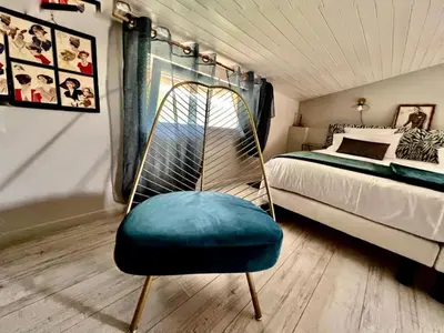 a swing chair in a bedroom with a bed at Residence La Borde in Plavilla
