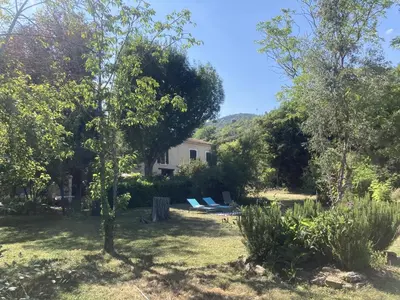 a view of the house from the garden at Les Deux Chevaux Chambres d’Hôtes in Rouvenac