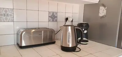a toaster sitting on a counter in a kitchen at La casa de Margarita y Sisco, Villa avec piscine in Carcassonne
