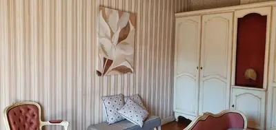 a room with a couch and a painting on the wall at La casa de Margarita y Sisco, Villa avec piscine in Carcassonne