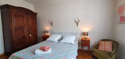 a bedroom with a bed with a pink hat on it at La casa de Margarita y Sisco, Villa avec piscine in Carcassonne