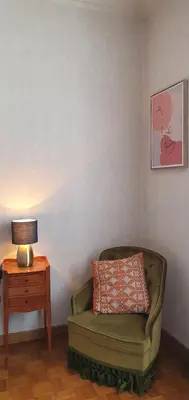 a living room with a green couch and a table at La casa de Margarita y Sisco, Villa avec piscine in Carcassonne