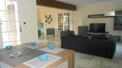 a living room with a black couch and a table at Appartement Aloa in Carcassonne