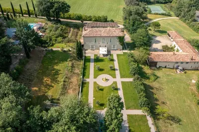 an overhead view of a tennis court in a field at Les Cazettes in Damiatte